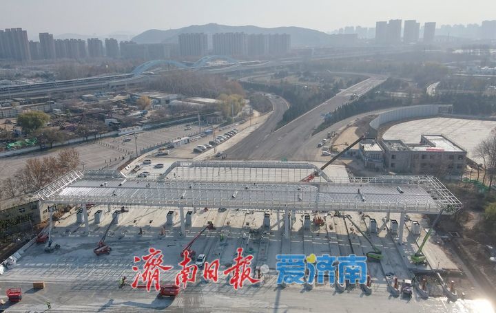京台高速新建济南西收费站主体结构吊装就位，计划本月底完工