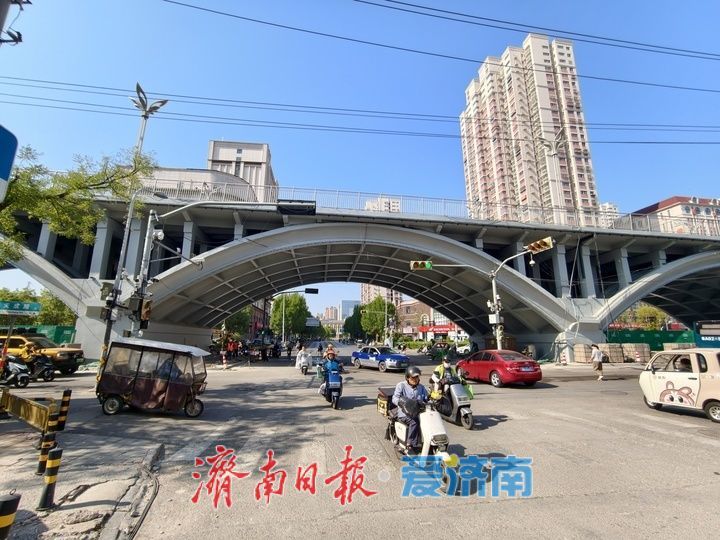 项目强省会｜围挡拆除新貌亮相 济南纬二路跨铁路天桥桥下道路恢复通行