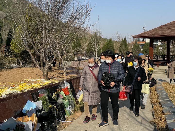 繁花为伴 魂归自然 济南市玉函山安息园举行集体花坛葬