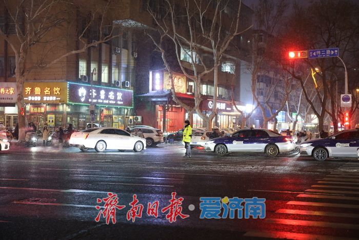 济南晚高峰遇立春后首场小雪