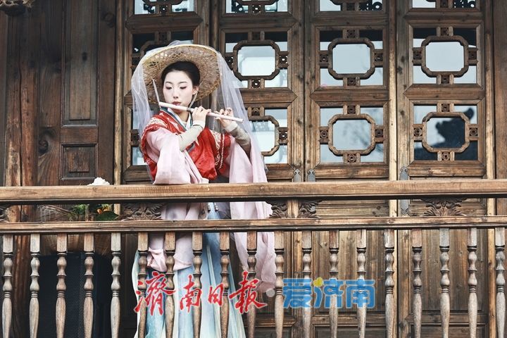 明水古城沉浸式演艺点亮泉城春韵