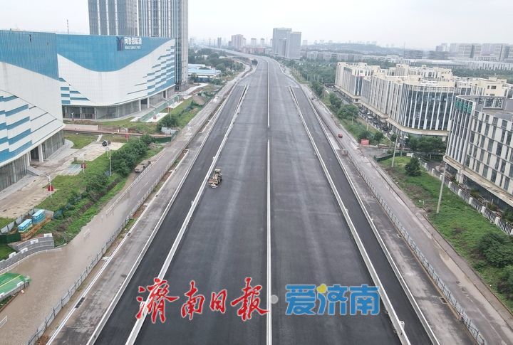 项目强省会｜济南工业北路快速路东延下穿铁路线钢箱梁合龙