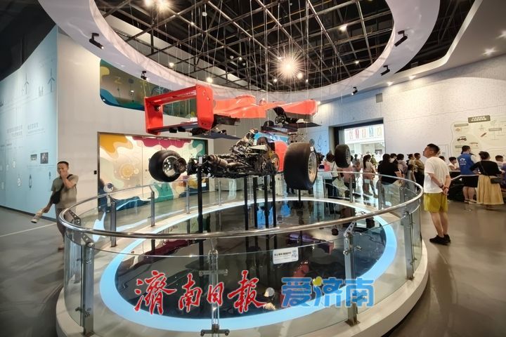 避暑研学两相宜 科技馆内探奥秘