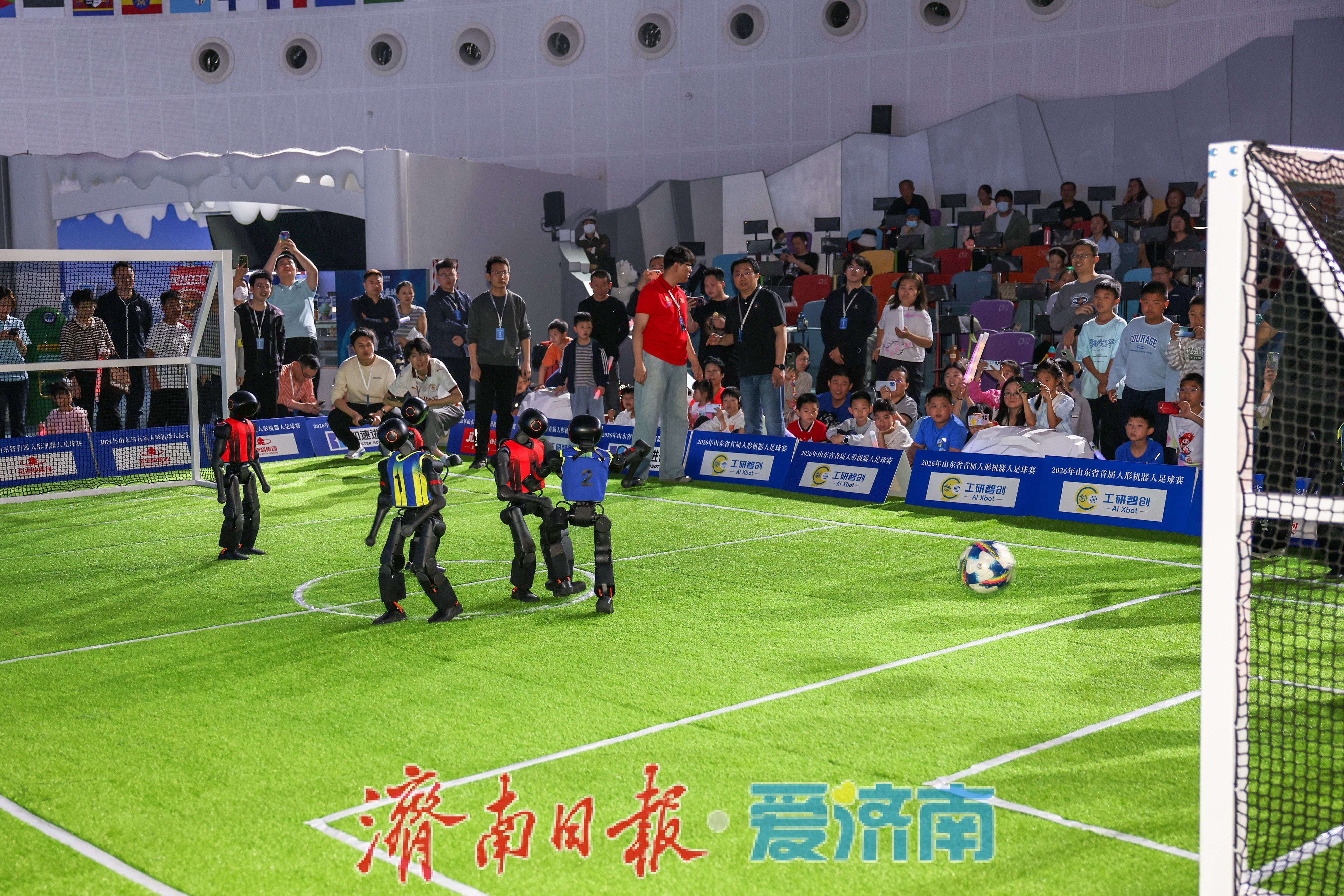 山东省首届人形机器人足球赛历下开赛
