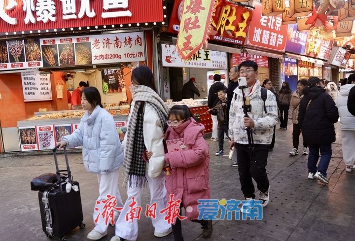 客流满 消费旺 正月感受浓浓烟火气