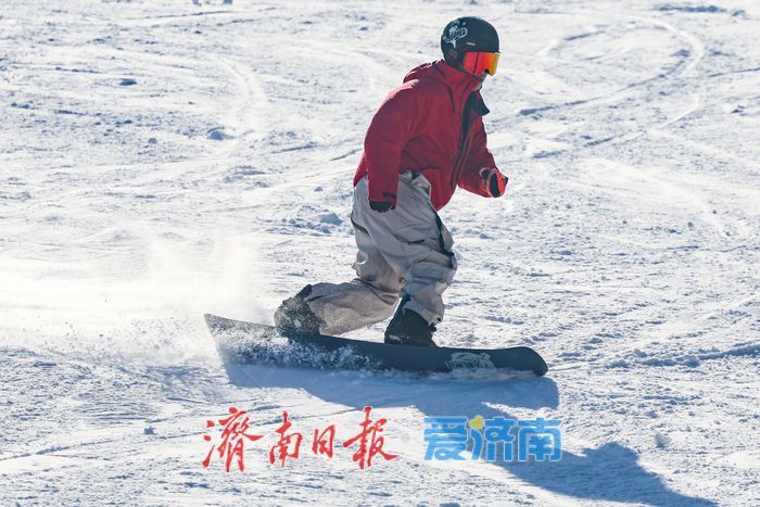 济南 “热雪” 沸腾！雪后滑雪场人气飙涨