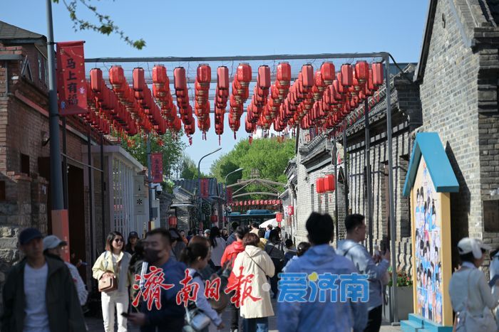 清明假期济南上新街游人如织 古韵街区尽显热闹盛景
