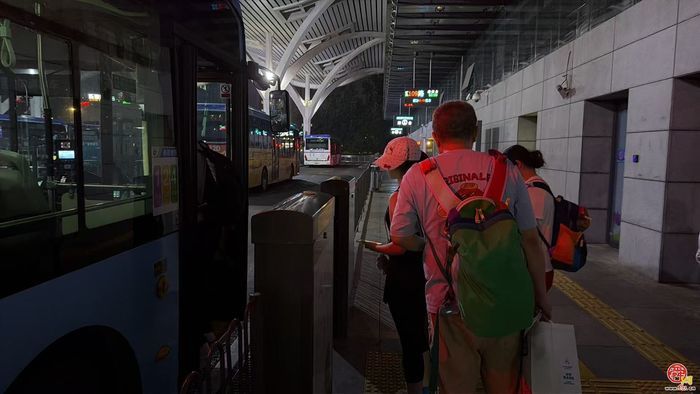高铁深夜到站不停歇 公交接驳暖心护航旅客出行
