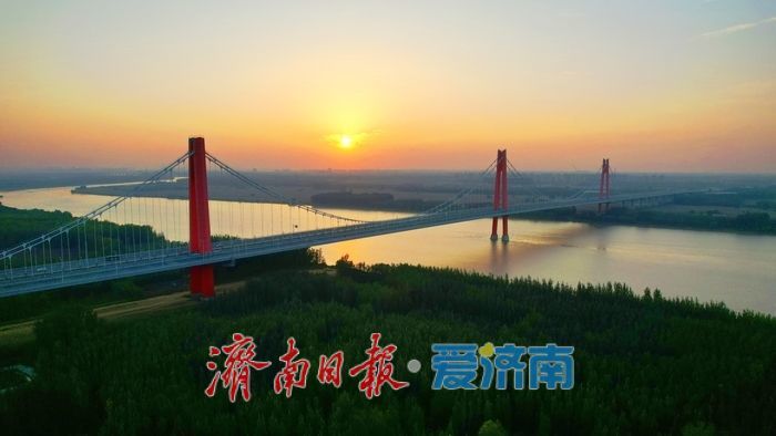 济南凤凰黄河大桥落日鎏金染长虹