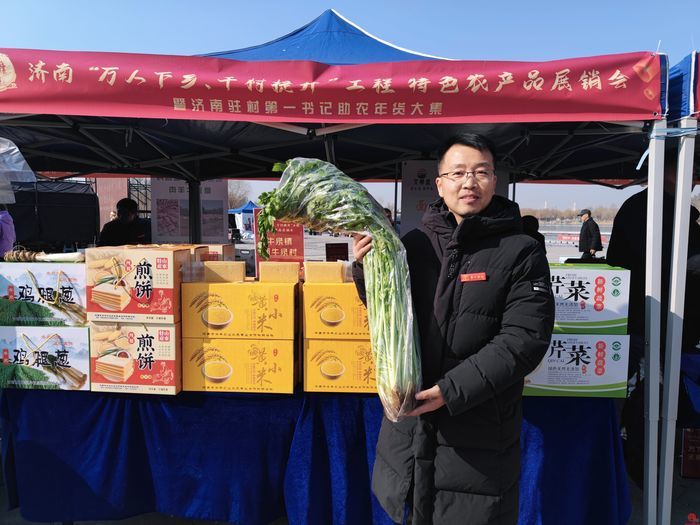 汇聚近400款年货！济南第一书记当“摊主” 现场市民直赞“热闹”