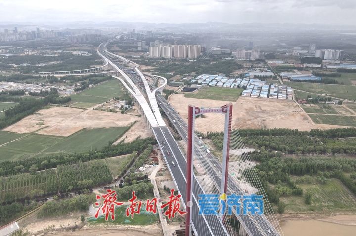京台高速黄河特大桥主桥铺装接近尾声