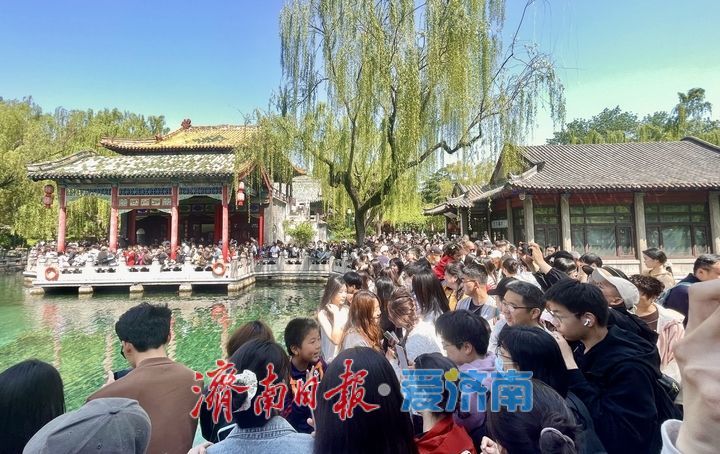 雨润泉涌引客来！趵突泉畔游人如织