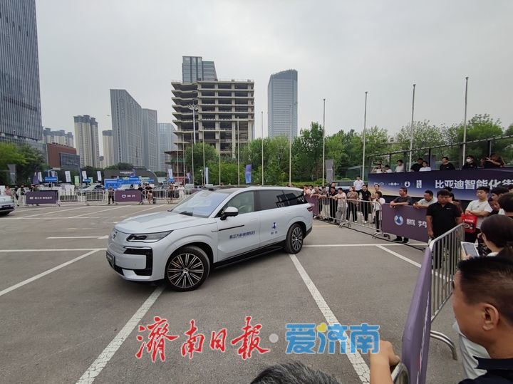 车载无人机系统、代客泊车、圆规掉头……新能源“黑科技”车展亮相引众人围观