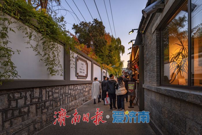 济南西更道街：夜色中的泉城古韵与潮流烟火