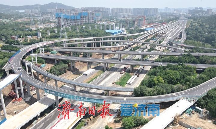 济南港沟枢纽立交改造首段上跨港九路新建匝道完成合龙