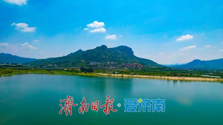 蓝天白云映碧水 卧虎山水库铺展夏日生态画卷
