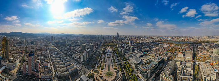 寒潮带来“泉城蓝”，蓝天白云美如画