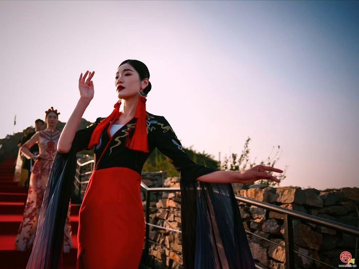 “红叶柿岩·为你而红”2024红叶柿岩“长城脚下红叶浓”第四届红叶季携国风华服大秀盛装启幕！