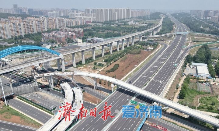 完善路网格局，高铁站新建高架匝道衔接城市主干道