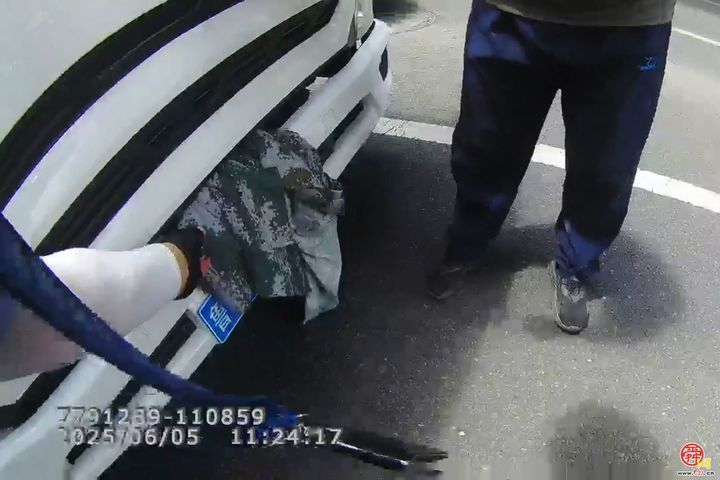 衣服遮挡号牌？侥幸心理代价大！