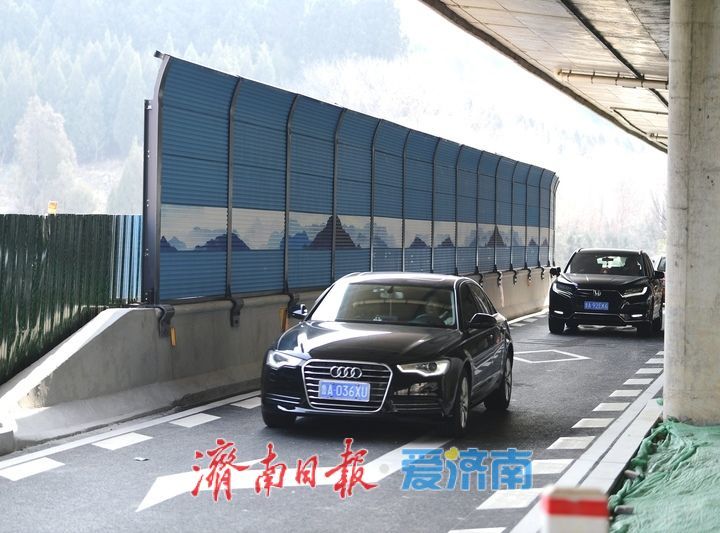 直击堵点！济南旅游路二环东路交叉口新增专用右转车道正式投用