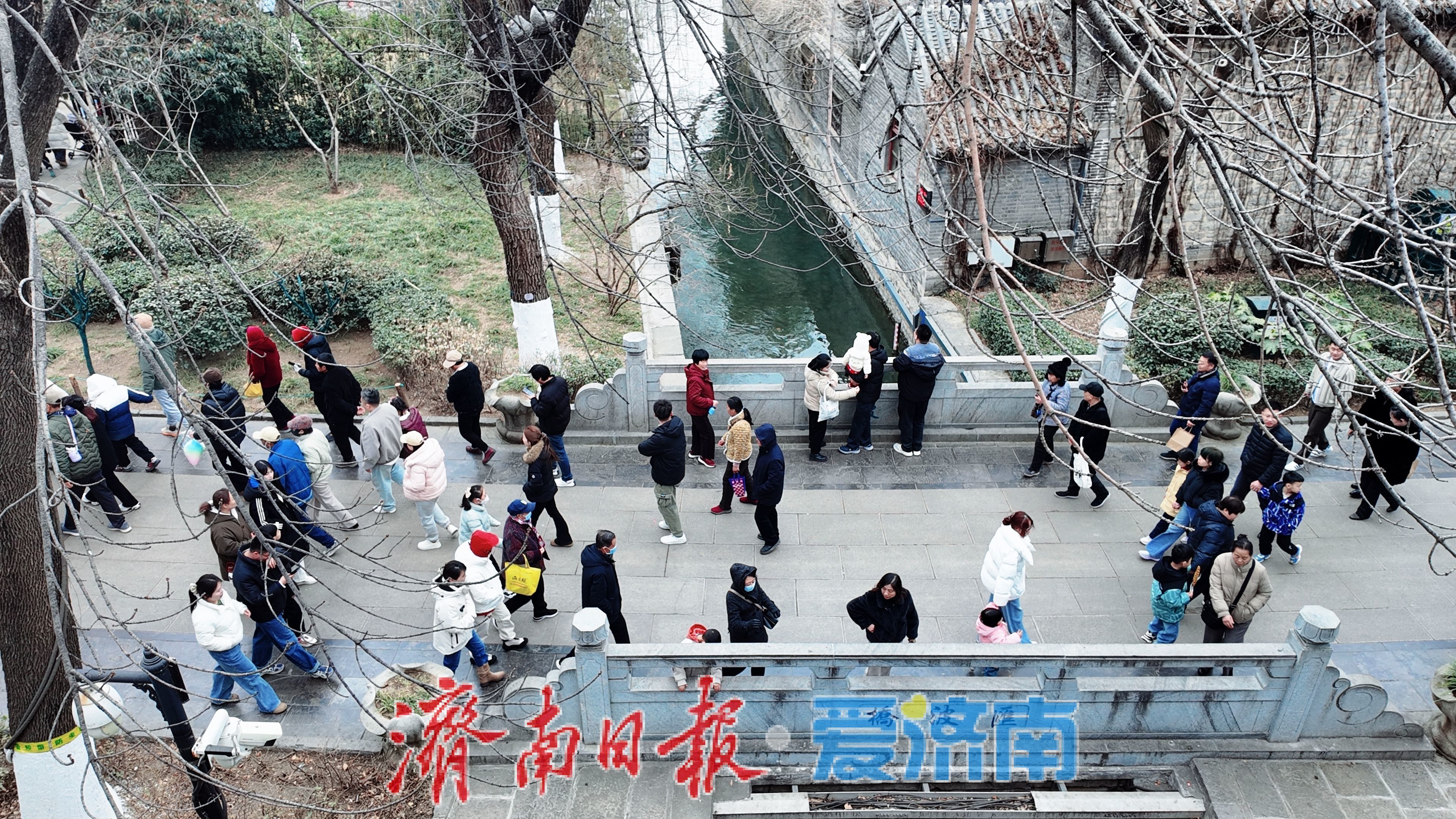 大明湖人流如织，市民游客湖畔“沉浸式”过大年