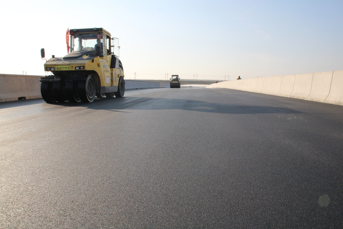 新进展！济南工业北东延项目大正路桥梁段开始进行沥青摊铺