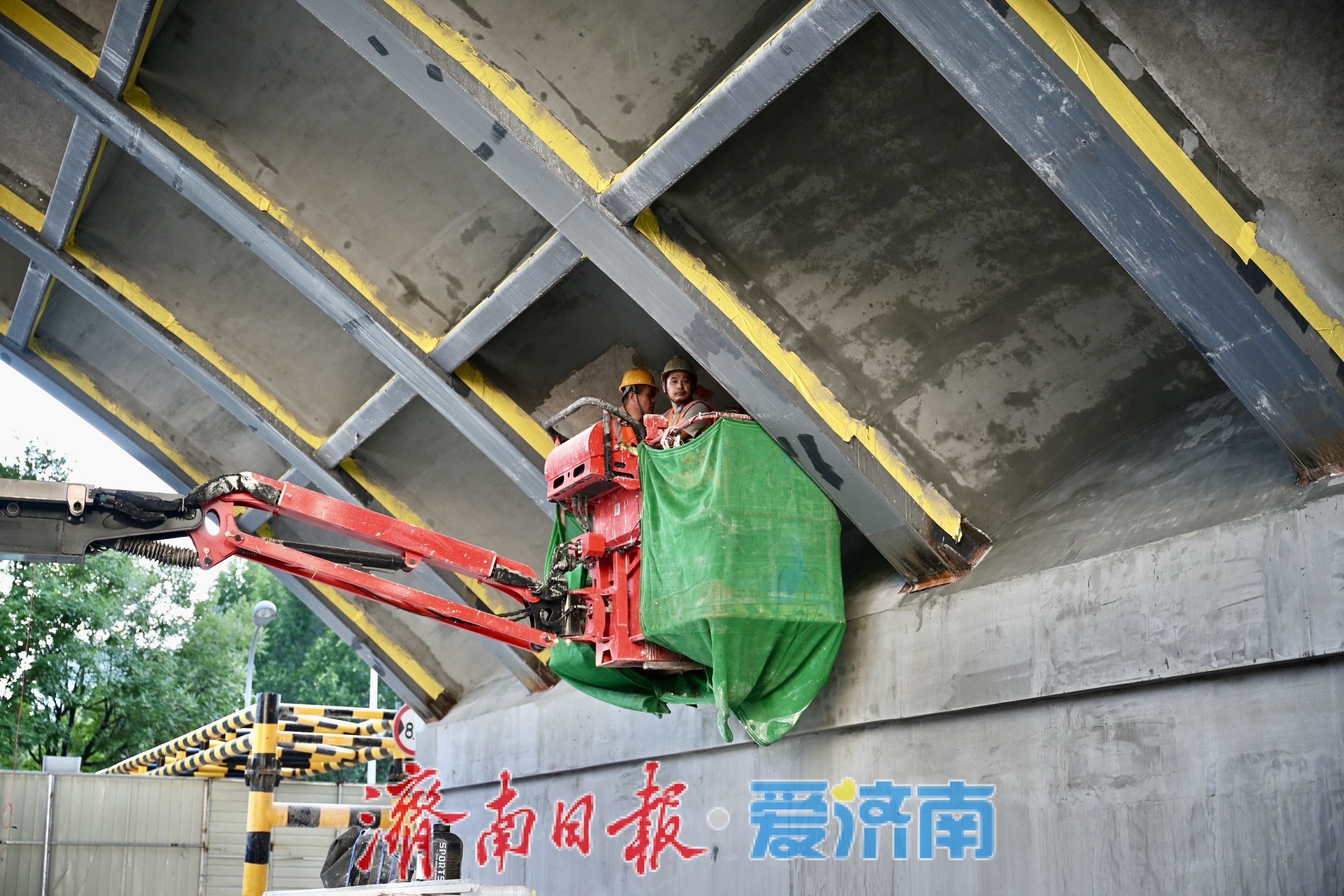 纬二路跨铁路天桥维修改造工程稳步推进 预计9月底全面完工