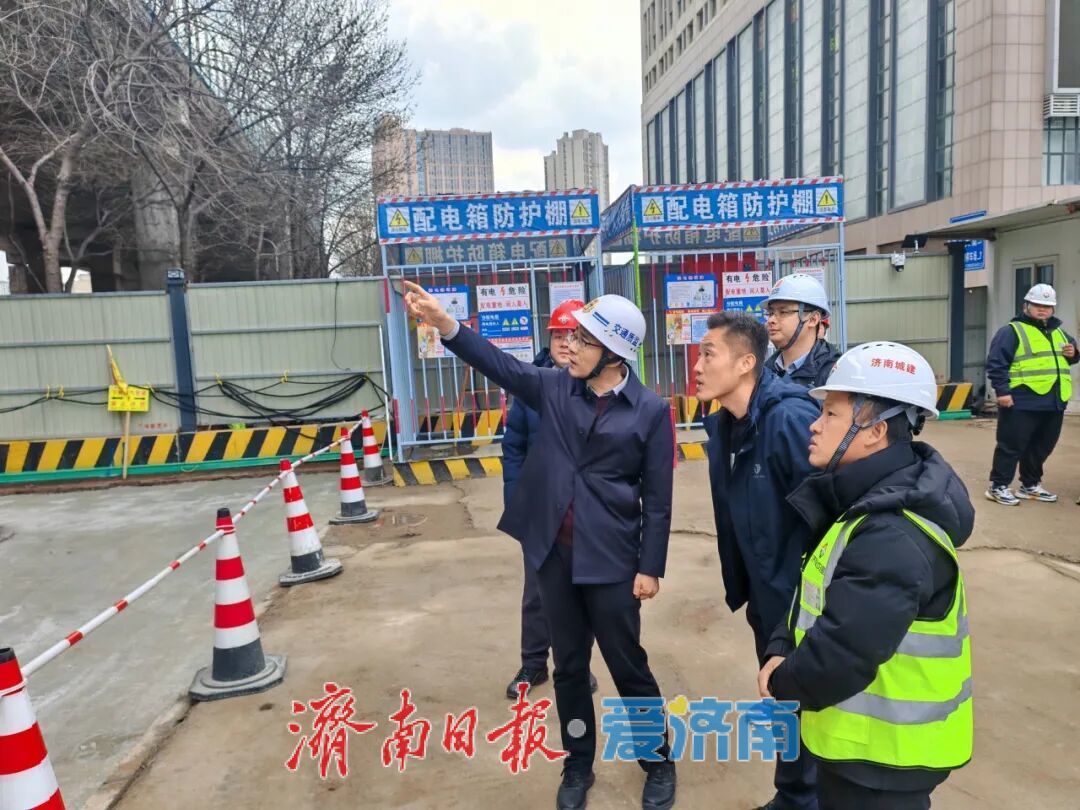 二环东路百花公园人行天桥主桥吊装完成