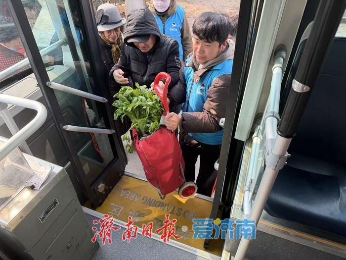 赶大集购年货 公交护航暖人心