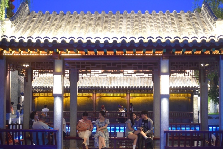 泉城夜浪漫 消夏烟火浓