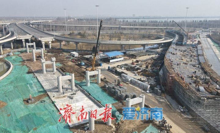 黄岗路穿黄隧道黄河北岸连接线高架箱梁陆续亮相