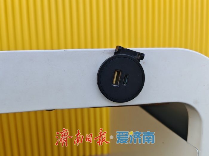 济南华山湖“阳光座椅”上线！太阳能充电赋能绿色游园