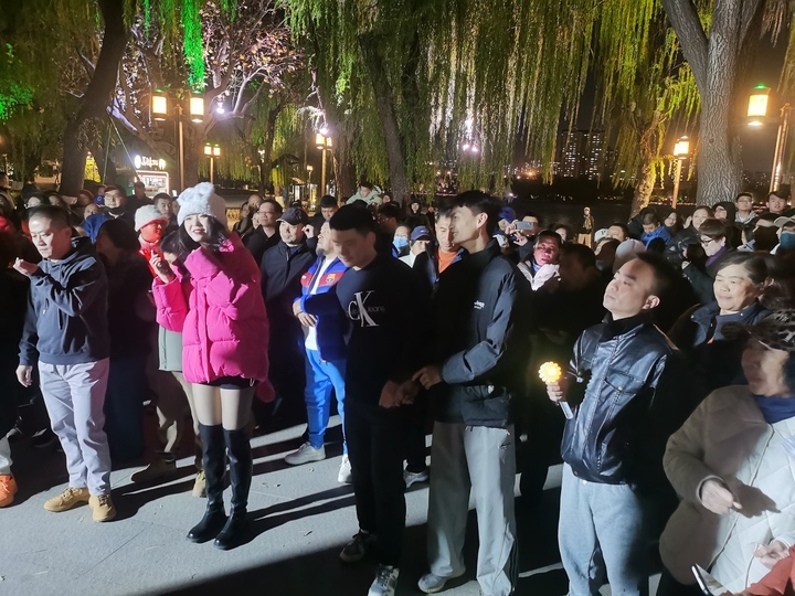 大明湖畔的“野生KTV”走红 总有一首歌能触动心灵深处