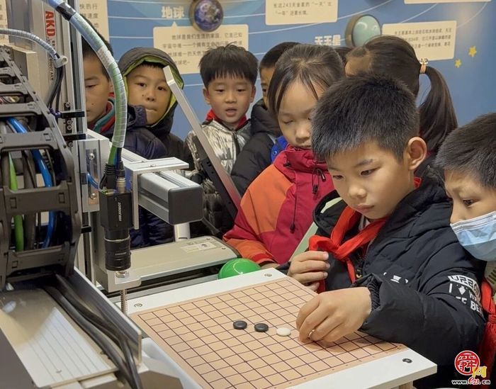 济南高新区东城逸家小学上演五子棋人机对决