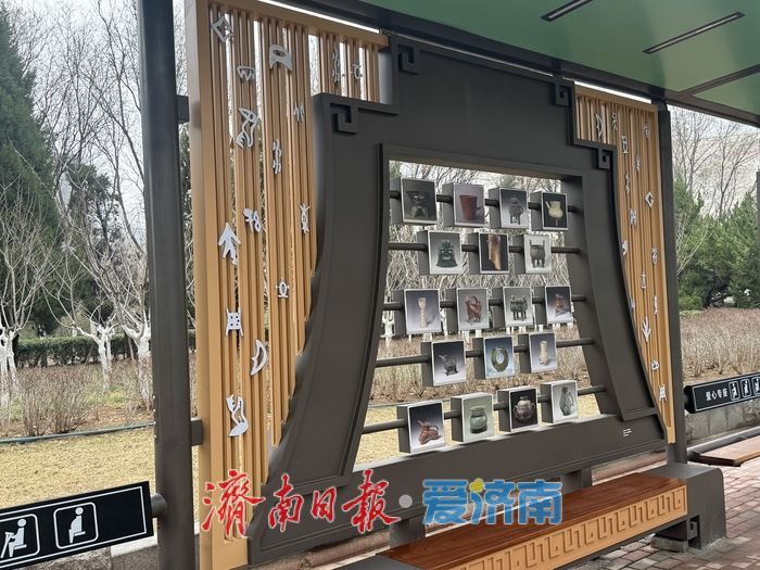 经十路省博公交站牌焕新 文物图文亮相候车站台