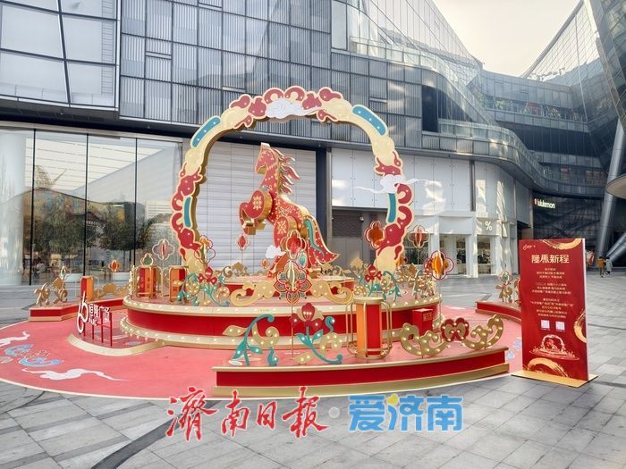 一年四季 泉在济南丨红妆骏马映泉城，济南街头年味渐浓