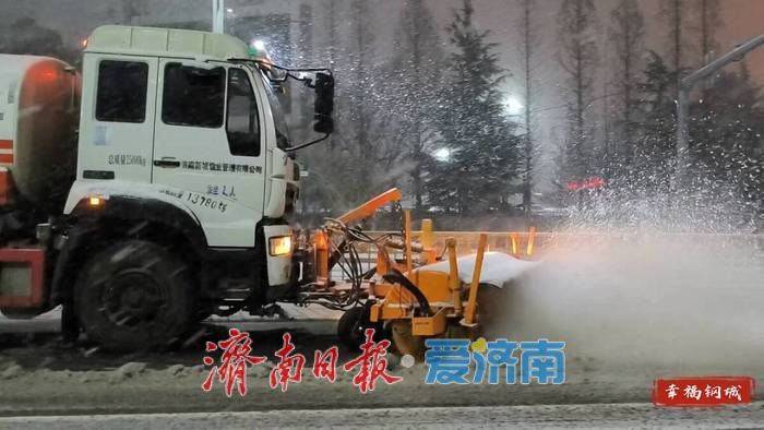 首场降雪如约而至 钢城区多方联动保路畅通