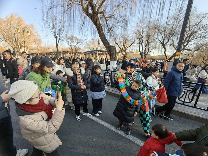 【网络中国节·春节】泉在济南过大年｜明湖市集人气爆棚 泉城年味浓郁