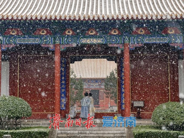 济南邂逅今冬初雪，府学文庙红墙映雪诗意浓