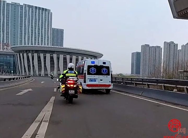 外省婴儿患病急需转院 济南交警紧急护送