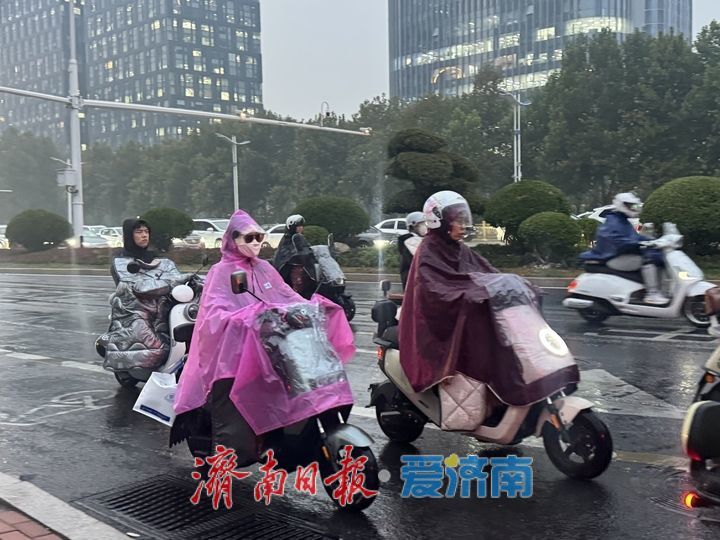 秋雨落泉城 凉意悄然至
