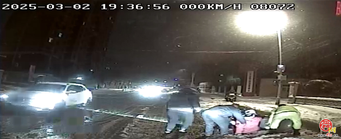 雪中温情：市民骑车摔倒，热心驾乘相助