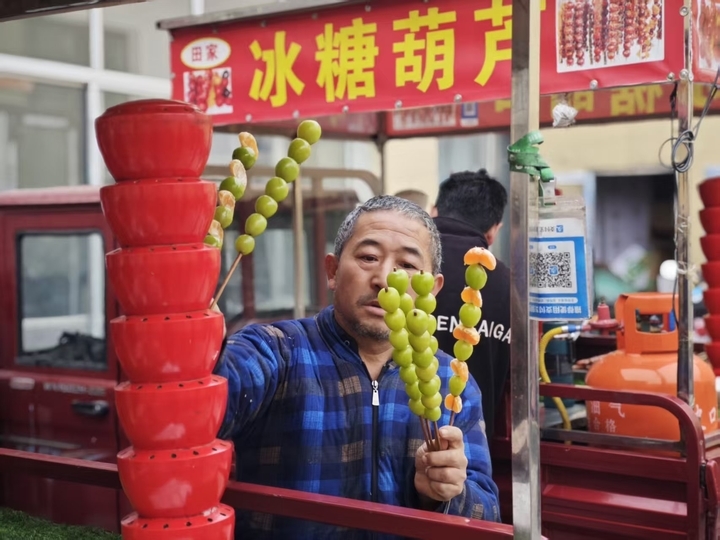 儿子去世，山东大叔外出摆摊卖糖葫芦养活一家，多方伸出援手，串起满城温情