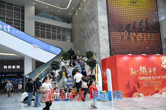 山东科技馆迎寒假参观热潮 家长携子乐享科学“最后一课”