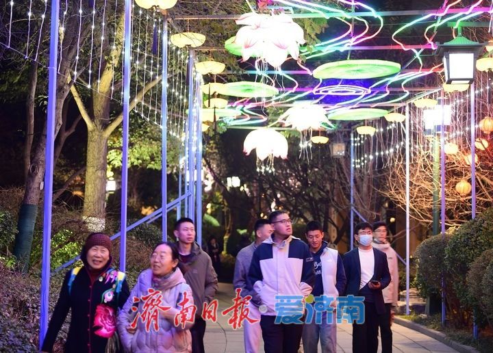 灯火璀璨年味浓，济南市第45届天下第一泉迎春花灯会进行试亮灯