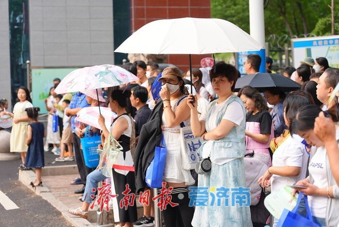 场内笔耕逐梦 场外守盼陪“烤”