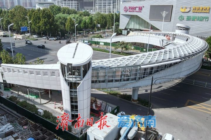 “新月”环抱工业南路，立体过街即将成型