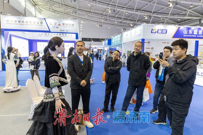 仿真人形机器人亮相先进制造技术博览会