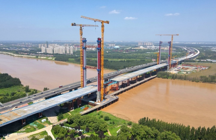 项目强省会｜京台高速齐济段黄河特大桥 主塔建设有序进行